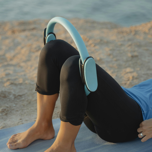 Anneau de Yoga et Pilates Pro en utilisation pour exercices de posture