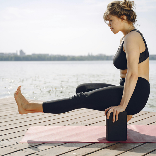 utilisation du bloc de yoga pour posture assise